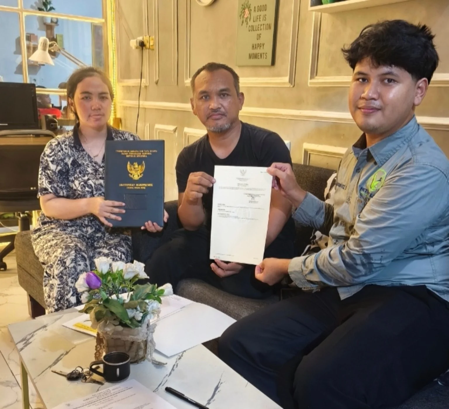 Dokumentasi penyerahan sertifikat kepada konsumen Victory Land Setu II